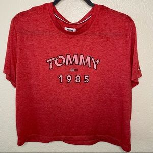 Tommy Hilfiger Women's T-Shirt Red Size Medium M Logo Graphic 1985 Cropped. NWT